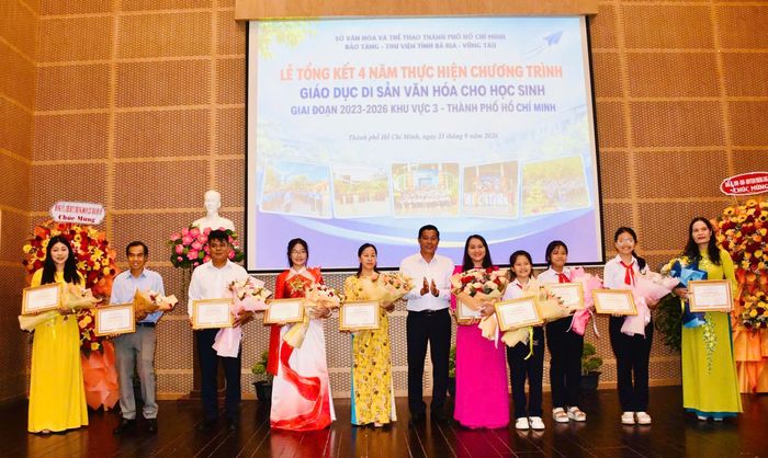 Giám đốc Bảo tàng - Thư viện tỉnh tặng giấy chứng nhận cho các tập thể có đóng góp, tích cực trong thực hiện chương trình.