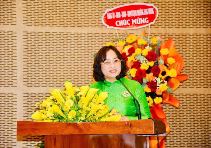 Bà Nguyễn Thị Minh Đông, Phó Hiệu trưởng Trường THCS Vũng Tàu (phường Vũng Tàu) báo cáo tham luận tại lễ tổng kết.