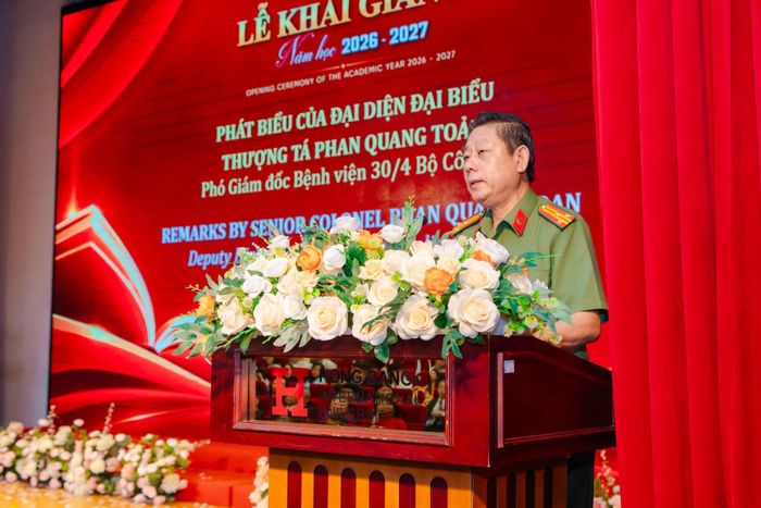  Thượng tá Phan Quang Toản - Phó giám đốc Bệnh viện 30.4, Bộ Công an, phát biểu tại Lễ khai giảng 
