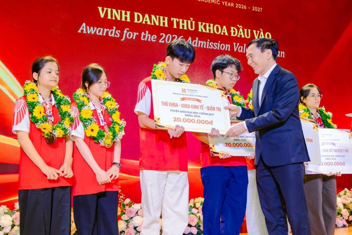  GS.TS.BS Phạm Văn Lình - Hiệu trưởng HIU kiêm Giám đốc HIU Hospital trao thưởng cho các thủ khoa đầu vào tuyển sinh năm 2026 