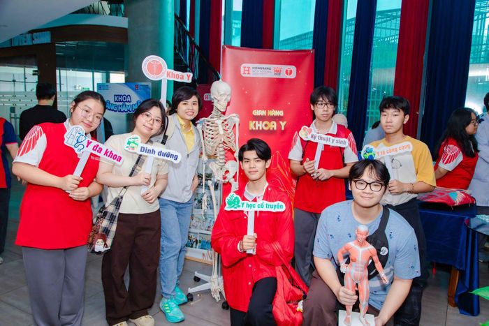  Lễ khai giảng năm học 2026-2027 tại HIU thêm sôi nổi với các gian hàng của khoa, CLB cùng nhiều hoạt động giao lưu sinh viên 