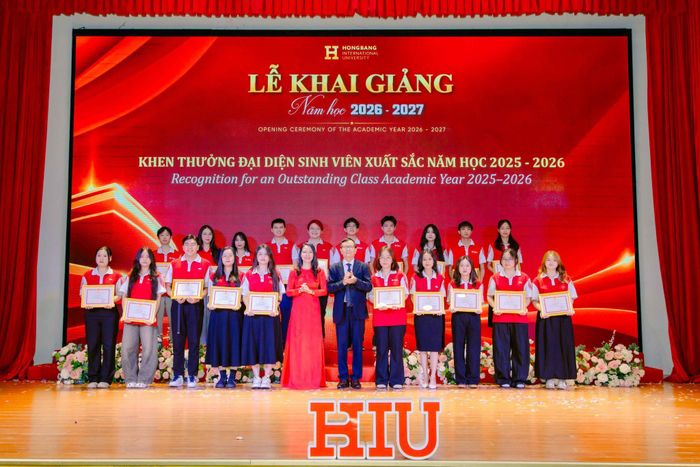  HIU khen thưởng các sinh viên có thành tích nổi bật trong học tập và rèn luyện năm học 2025-2026 