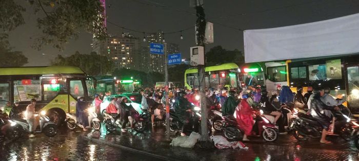 Dự báo, triều cường cao kết hợp mưa lớn làm ảnh hưởng giao thông tại TPHCM. Ảnh: MINH HẢI