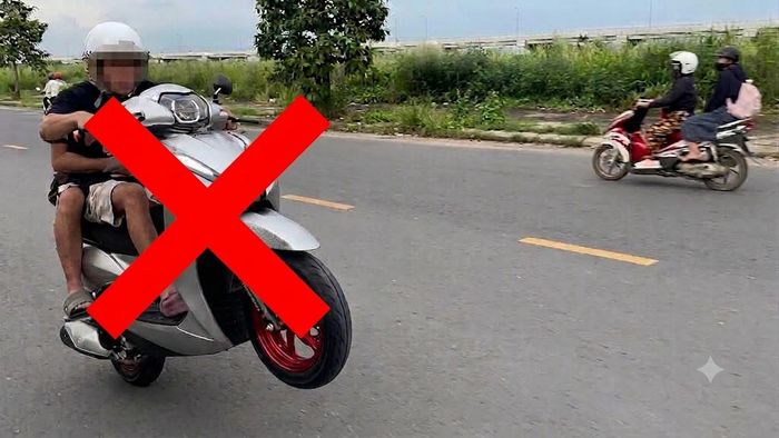  Hình ảnh nam thanh niên bốc đầu xe khi đang chạy tốc độ cao. Ảnh cắt từ clip 