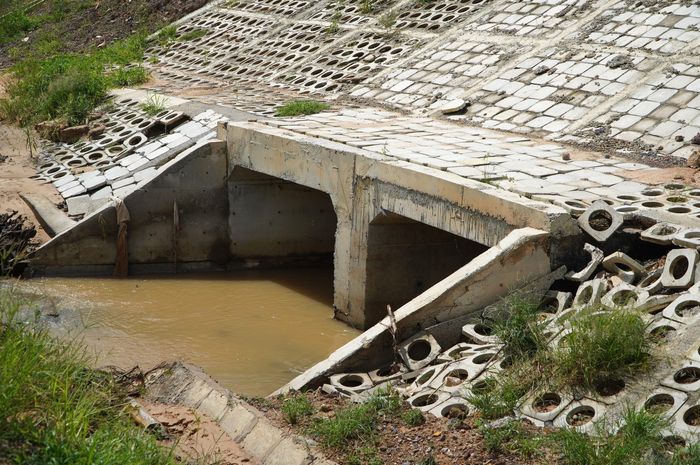  Sụt lún ở ngay phần cống thoát nước đã được gia cố bằng bê tông. Ảnh: PHÚ NGÂN 