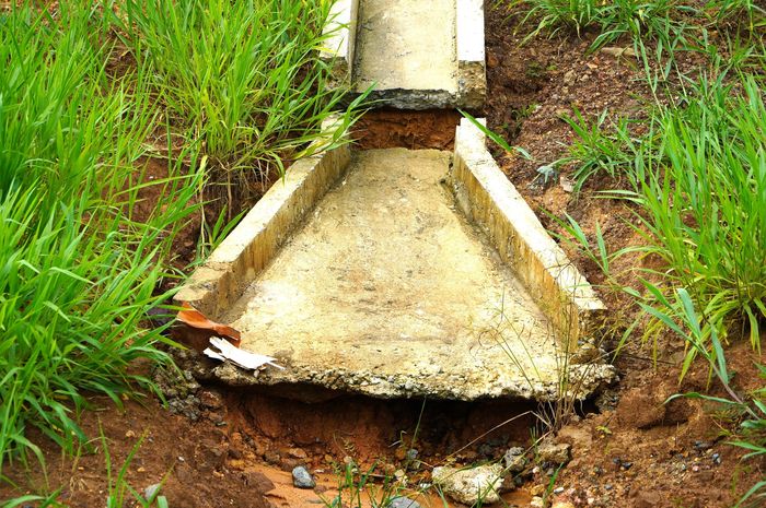 Mưa lớn khiến taluy sụt lún gây đứt gãy nhiều rãnh thoát nước cao tốc. Ảnh: PHÚ NGÂN 