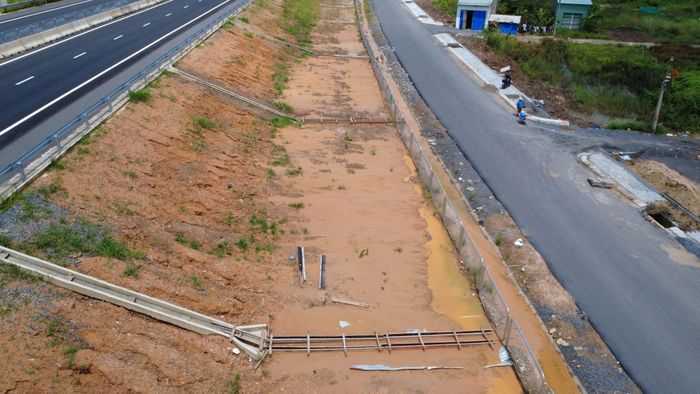  Nhiều đoạn taluy cao tốc Biên Hòa - Vũng Tàu bị xói lở khi mưa lớn. Ảnh: PHÚ NGÂN 