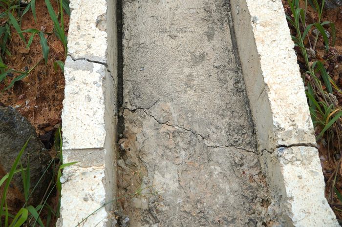  Một số rãnh thoát nước xuất hiện các vết nứt. Ảnh: PHÚ NGÂN 