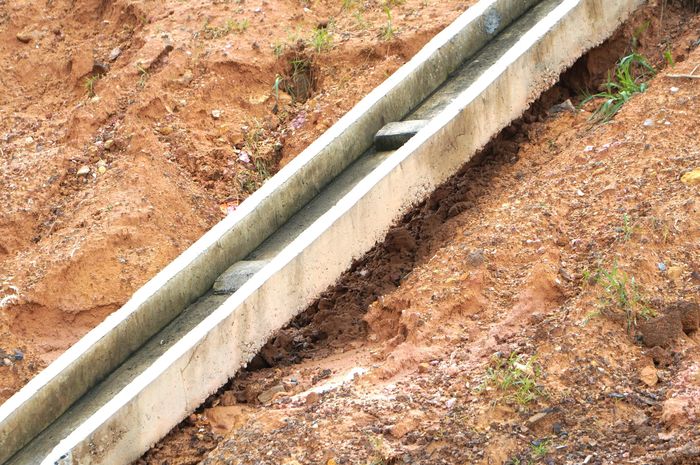  Phía dưới rãnh thoát nước bị xói lở. Ảnh: PHÚ NGÂN 