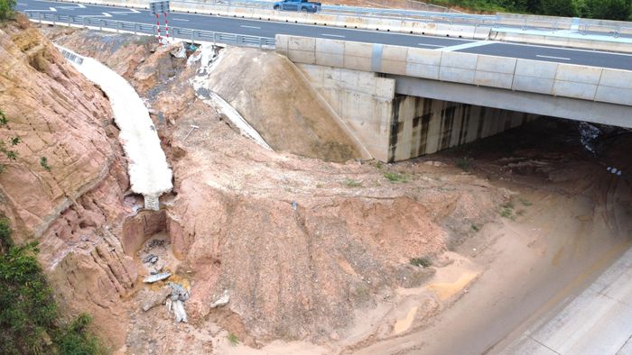 Khu vực cuối cầu vượt sông Buông giao với đường chuyên dùng đi mỏ đá Tân Cang bị hư hại nặng. Ảnh: PHÚ NGÂN 