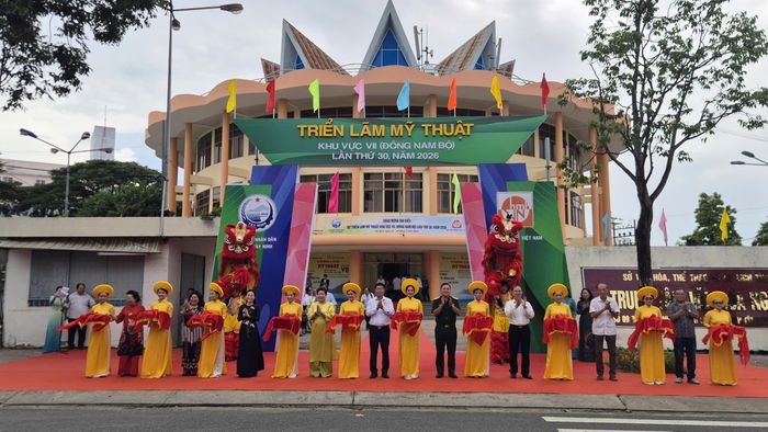 Các đại biểu thực hiện nghi thức khai mạc triển lãm