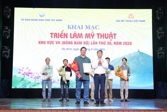 Lãnh đạo tỉnh Tây Ninh trao chứng nhận cho các tác giả có tác phẩm đạt giải