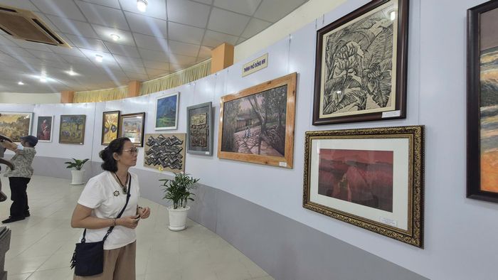 Du khách tham quan khu vực triển lãm