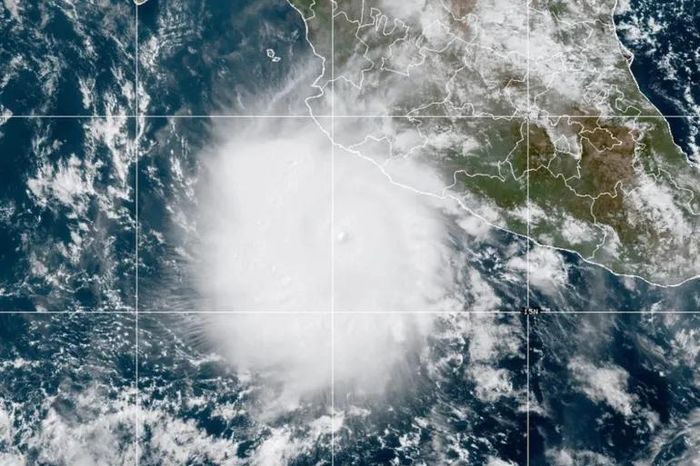 Ảnh vệ tinh cho thấy bão Nolo trên Thái Bình Dương, phía nam Hawaii, ngày 24-9-2026. Ảnh: NOAA