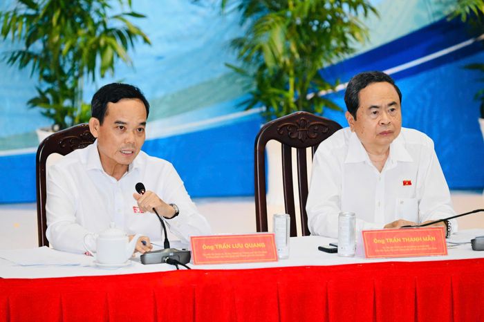 Bí thư Thành ủy TPHCM Trần Lưu Quang trao đổi tại buổi tiếp xúc cử tri. Ảnh: VIỆT DŨNG