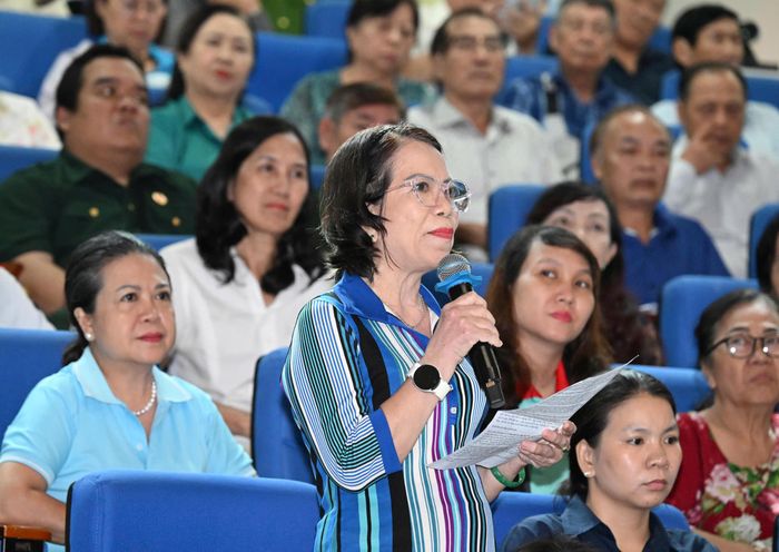 Cử tri Phạm Thị Huệ (phường Bàn Cờ) nêu ý kiến tại buổi tiếp xúc. Ảnh: VIỆT DŨNG
