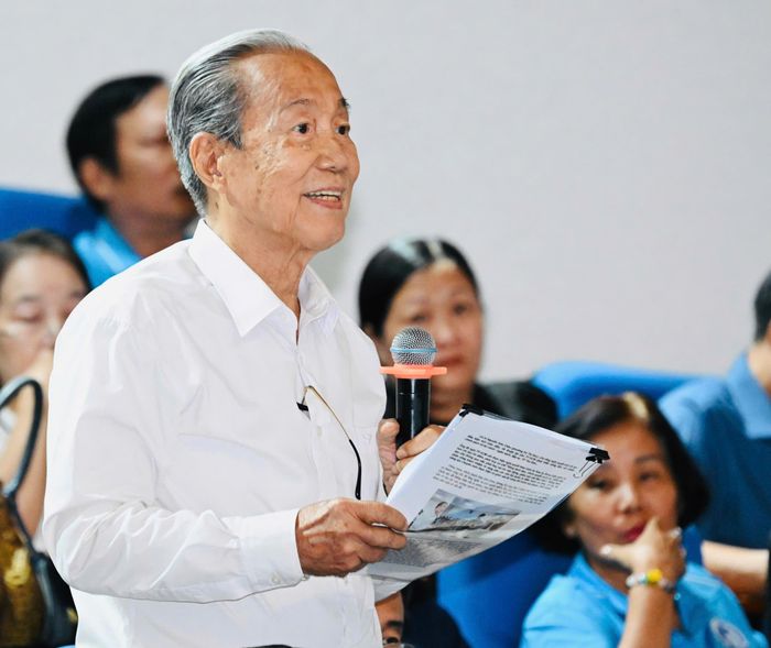 Cử tri Nguyễn Hữu Châu (phường Xuân Hòa) nêu ý kiến tại buổi tiếp xúc. Ảnh: VIỆT DŨNG