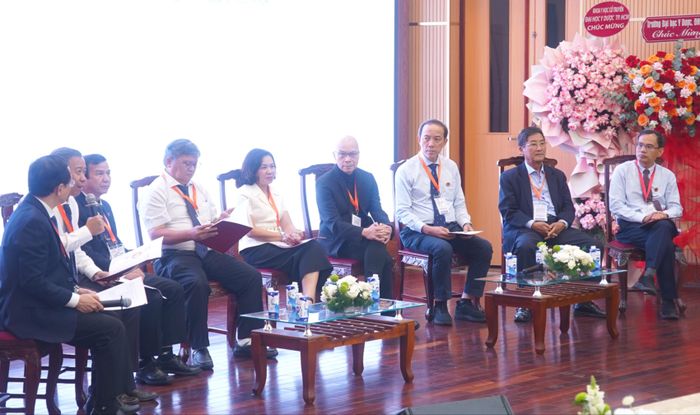  Các chuyên gia trao đổi tại hội thảo chiều ngày 25-9. 