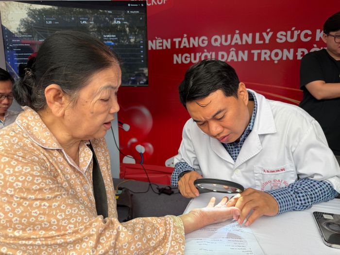  Chăm sóc sức khỏe người cao tuổi góp phần nâng cao chất lượng dân số. Ảnh: NGỌC DUNG 