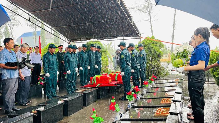  Các đại biểu thực hiện nghi thức an táng 