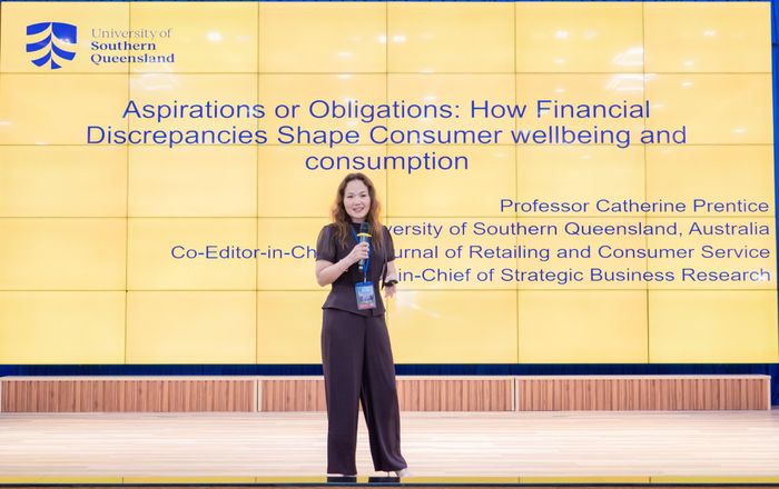  GS-TS Catherine Prentice (Úc) trình bày tham luận tại hội thảo. Ảnh: SGU 