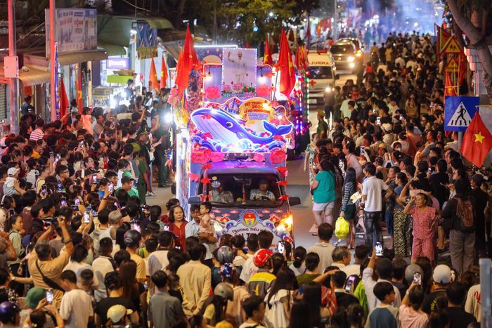  Diễu hành xe hoa trong "Đêm hội trăng rằm" tại Lễ hội Nghinh Ông. Ảnh: HOÀNG TRIỀU 