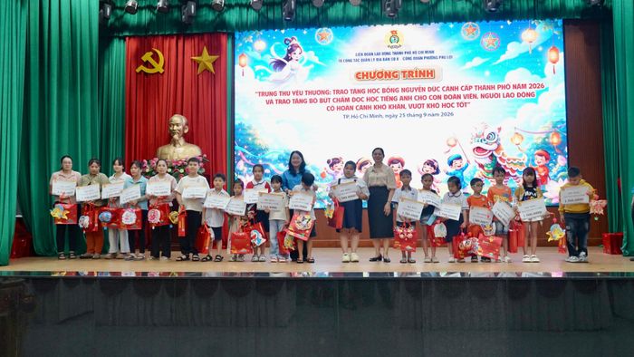 Trao học bổng Nguyễn Đức Cảnh cho các em học sinh con công nhân lao động