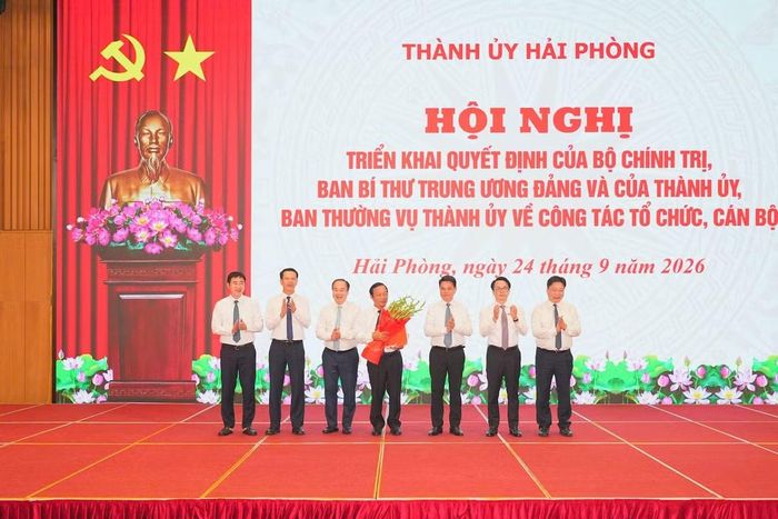 Bí thư Thành ủy Hải Phòng Lê Ngọc Châu và Phó Bí thư Thường trực Thành ủy Nguyễn Sỹ Hiệp tặng hoa chúc mừng Đảng bộ HĐND thành phố.