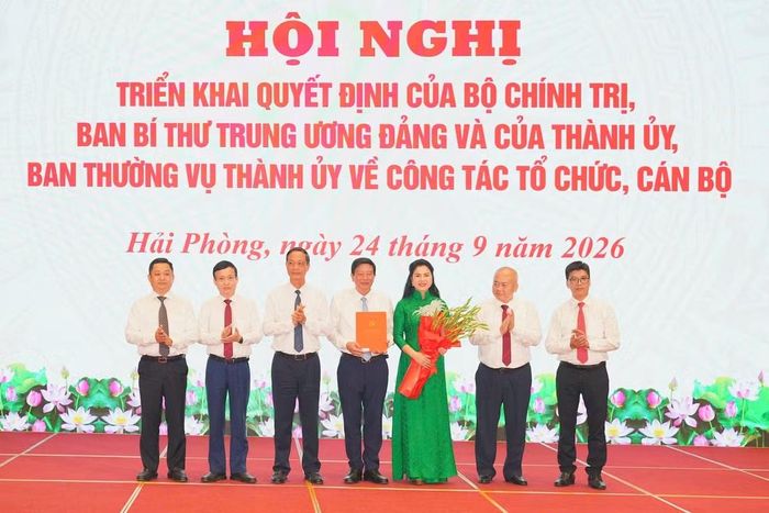 Ông Đỗ Mạnh Hiến, Phó Bí thư Thành ủy và ông Đỗ Thành Trung, Phó Bí thư Thành ủy, Chủ tịch UBND thành phố tặng hoa chúc mừng Ban Tuyên giáo Thành ủy.