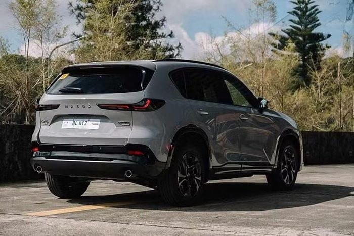 ề ngoại thất, CX-5 tiếp tục phát triển ngôn ngữ thiết kế Kodo nhưng theo hướng hiện đại hơn. Lưới tản nhiệt đặc trưng vẫn được bao quanh bởi viền chrome, song được đặt cao hơn và kết hợp các mảng trang trí đen bóng. Cụm đèn trước được thiết kế lại với dải LED định vị mới.