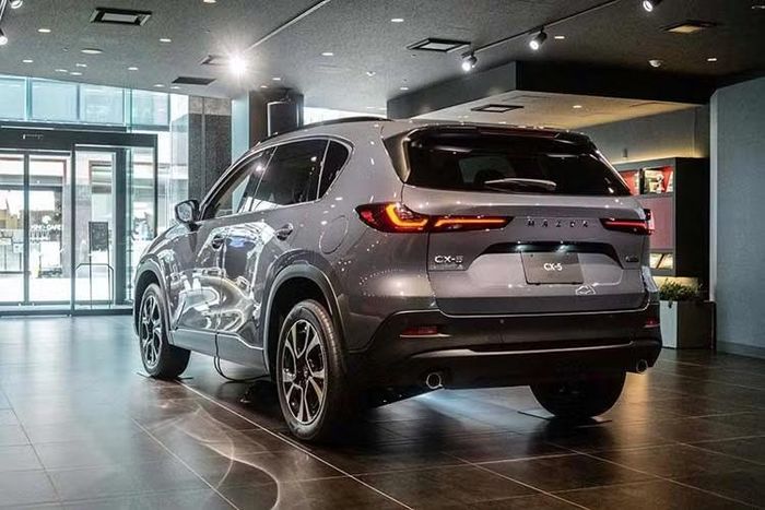 Tại thị trường Việt Nam, mẫu SUV Mazda CX-5 2027 thế hệ mới hiện là mẫu xe đang được người tiêu dùng chờ đợi nhất, dự kiến ra mắt thị trường vào tháng 11 năm nay. Giá bán chính thức hiện chưa được công bố, nhưng dự đoán cao hơn so với thế hệ hiện tại.