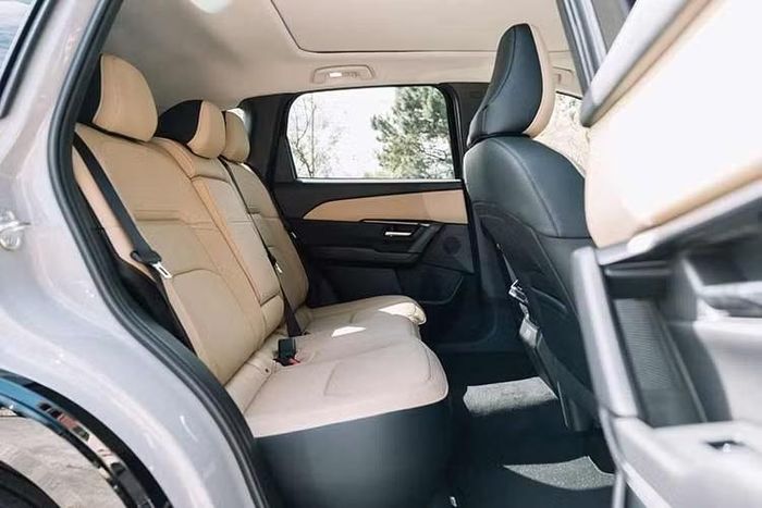 Thay đổi đáng chú ý nhất nằm dưới nắp ca-pô. Mazda CX-5 HEV mới sử dụng hệ truyền động e-Skyactiv-G 2.5L, cho công suất 179 mã lực và mô-men xoắn cực đại 242 Nm.