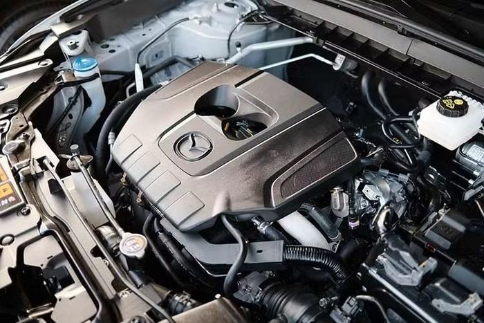 Tại thị trường Philippines, Mazda CX-5 HEV thế hệ mới có giá bán từ 2,495 triệu peso (tương đương 1 tỷ đồng), đi kèm với 6 màu ngoại thất, nhưng nổi bật nhất vẫn là màu xám màu Aero Gray đang hot nhất hiện nay, đi kèm bảo hành toàn diện 3 năm và gói bảo dưỡng miễn phí trong 5 năm.