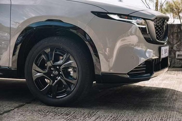 Ở phía sau, cụm đèn hậu kéo dài sâu hơn về khu vực trung tâm cửa cốp. Mazda cũng thay đổi cách nhận diện thương hiệu khi sử dụng dòng chữ “Mazda” dập nổi thay cho logo truyền thống.