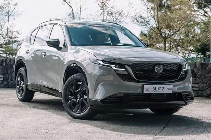 Mazda CX-5 HEV 2027 vừa chính thức ra mắt thị trường Philippines, xe được cung cấp với 6 màu ngoại thất gồm Soul Red Crystal, Rhodium White, Machine Gray, Jet Black, Aero Gray và Navy Blue Mica. Chiếc xe trong bài sở hữu màu Aero Gray.
