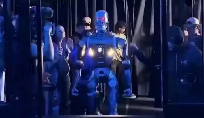 T800 được điều khiển từ xa, tung những cú đá mạnh trong màn so tài đặc biệt với con người.