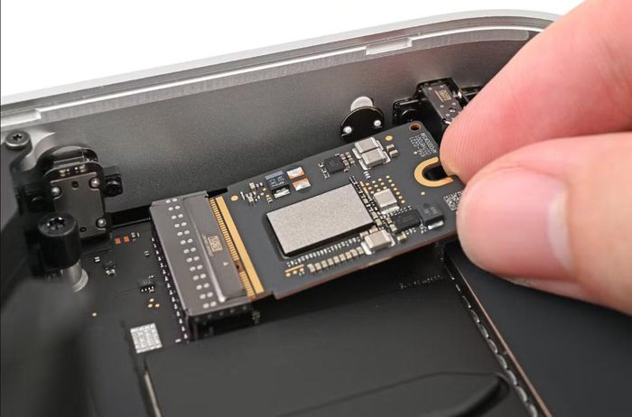 Module SSD trên Mac mini M4 có thể tháo rời để thay thế.