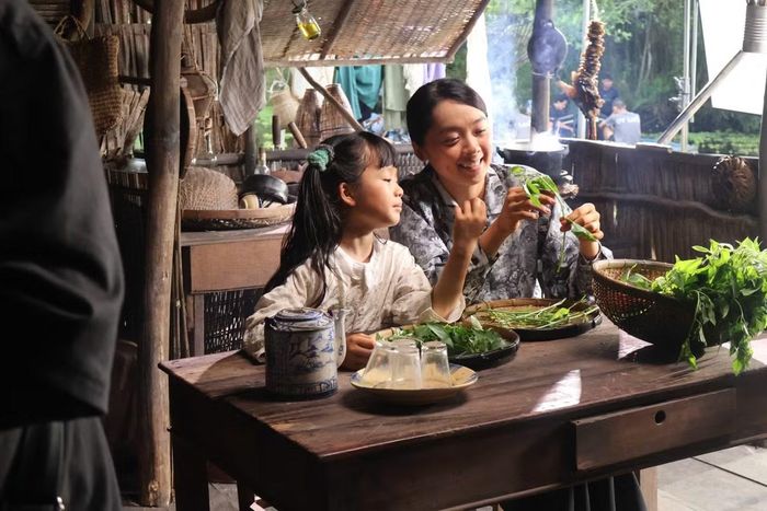 Gia Tuệ cùng Khánh Tiên Leona trong một cảnh quay.