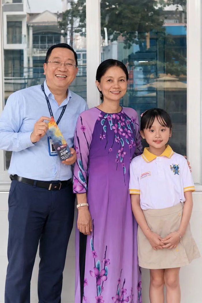 Gia Tuệ cùng cô chủ nhiệm và thầy hiệu trưởng Trường Tiểu học Đoàn Thị Điểm.