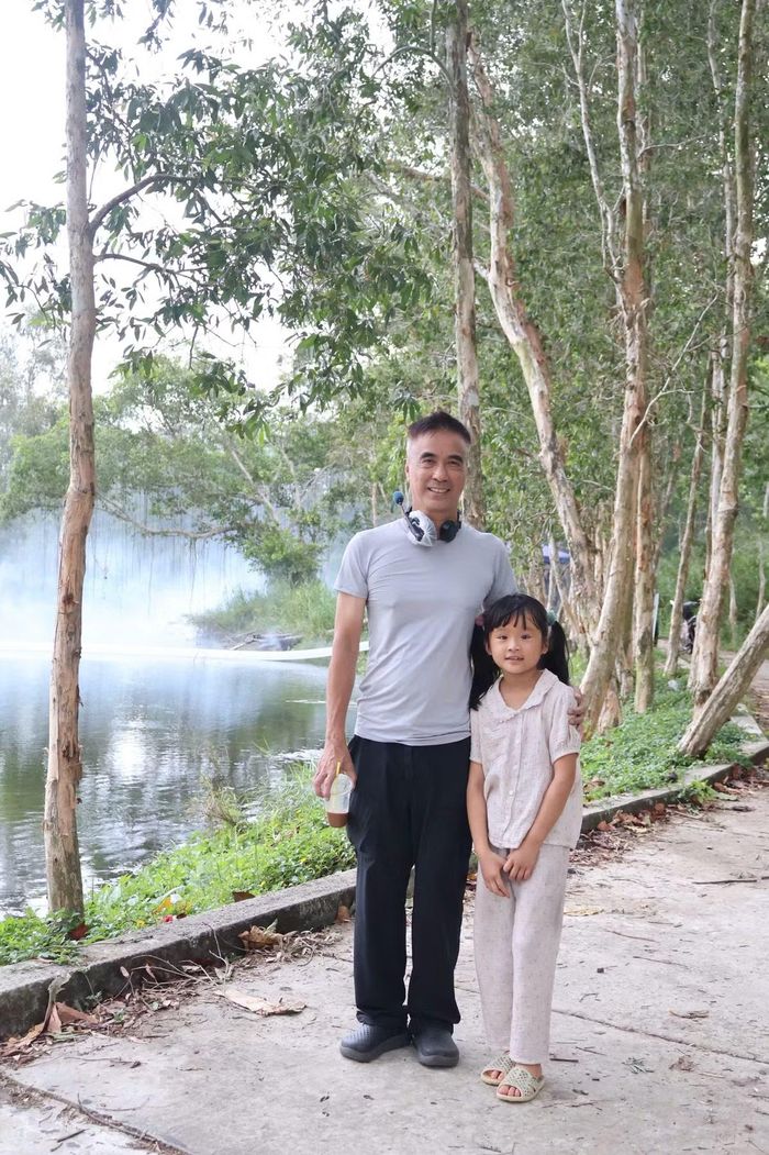 Gia Tuệ chụp ảnh kỷ niệm cùng đạo diễn Trần Trọng Dần.