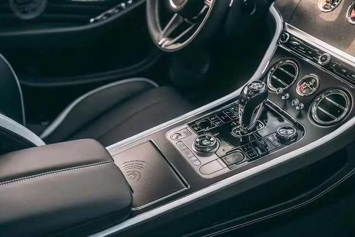 Moon, chiếc Continental GT S thứ hai trong bộ sưu tập, khoác lên mình lớp sơn bạc Moonstruck đặc biệt, lấy cảm hứng từ bề mặt của vệ tinh Moon. Nội thất kết hợp da Beluga màu tối với các điểm nhấn bằng da Ice trên ghế ngồi, bảng điều khiển trung tâm, bảng táp lô và các chi tiết ốp cửa.