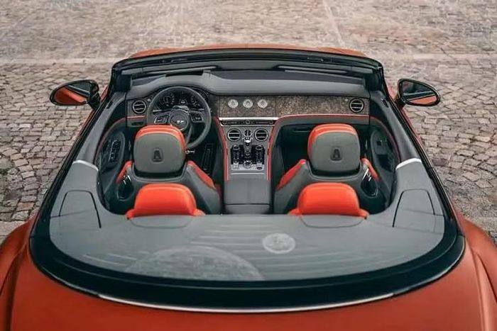 Mulliner đã sử dụng các tấm ốp đá tự nhiên thay vì gỗ hoặc sợi carbon như thường lệ. Đá Đồng (Copper Stone) được sử dụng trên chiếc xe mang tên "Mặt Trời" (Sun car), trong khi Đá Thiên Hà (Galaxy Stone) xuất hiện trên chiếc xe mang tên "Trái Đất" (Earth car).