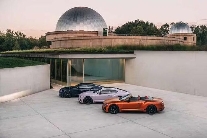 Ba mẫu xe Continental "hàng thửa" này được đặt hàng riêng để vinh danh nhà thiên văn học cùng tên tới từ Ba Lan, người đã đặt Mặt Trời ở trung tâm vũ trụ. Bộ sưu tập ra mắt vào ngày 21/9/2026, sau một dự án hợp tác giữa chi nhánh Bentley Warsaw và Mulliner.