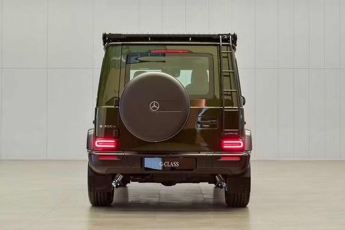 Mẫu xe SUV Mercedes-Benz G 450 d Vintage Look 2026 đã chính thức được giới thiệu tại Thái Lan với giá 12,7 triệu baht (tương đương 9,9 tỷ đồng). Mẫu SUV địa hình nhập khẩu nguyên chiếc từ Đức.