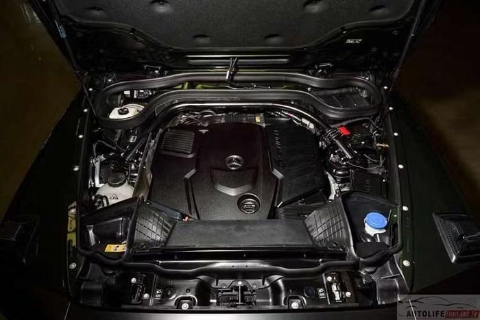 Dù sở hữu trọng lượng bản thân ở mức 2.555 kg, chiếc SUV địa hình Mercedes-Benz G 450 d Vintage Look 2026 này vẫn có thể tăng tốc từ 0 đến 100 km/h trong thời gian 5,8 giây và đạt vận tốc tối đa 210 km/h.