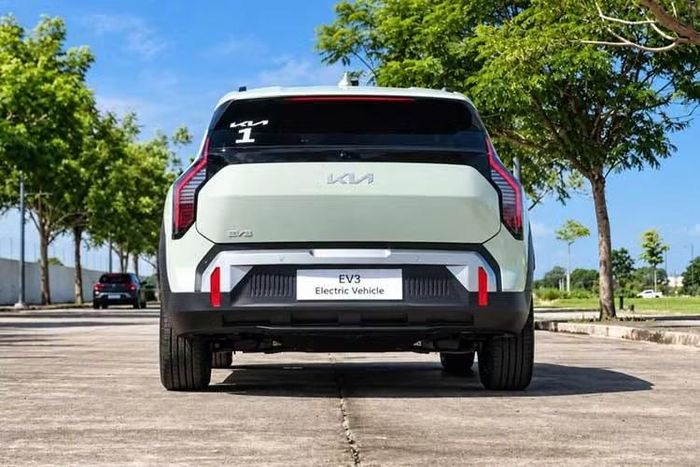 Trang bị an toàn trên xe nổi bật với gói công nghệ hỗ trợ lái DriveWise bao gồm: kiểm soát hành trình thông minh, hỗ trợ giữ làn, phanh tự động khẩn cấp, cảnh báo điểm mù, cảnh báo phương tiện cắt ngang phía sau, cảnh báo mở cửa an toàn và cảm biến đỗ xe.