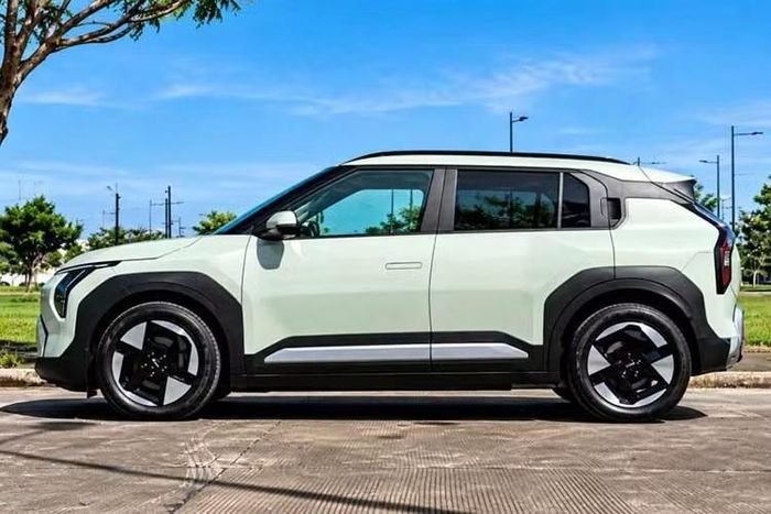 Kia EV3 2027 được phát triển theo ngôn ngữ thiết kế “Opposites United”, đồng thời thừa hưởng nhiều đường nét từ các mẫu xe điện lớn hơn như EV9 và EV5. Xe cũng có một số đặc điểm gợi liên tưởng đến Kia Soul với thân xe vuông vức, phần mui dốc về phía sau và các mảng ốp màu đen tương phản.