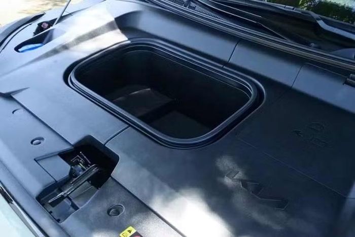 Mẫu xe SUV Kia EV3 2027 chạy điện cũng được hỗ trợ sạc chậm AC 11 kW (sạc từ 10% đến 80% trong 5 giờ 20 phút) và sạc nhanh DC 350 kW (sạc từ 10% đến 80% trong 29 phút).