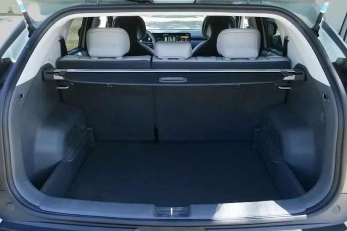 Kia EV3 được trang bị một mô-tơ điện đơn đặt ở cầu trước, sản sinh công suất tối đa 201 mã lực và mô-men xoắn cực đại 283 Nm. Bộ pin dung lượng 58,3 kWh cung cấp phạm vi di chuyển lên tới 511 km sau mỗi lần sạc đầy theo tiêu chuẩn NEDC.