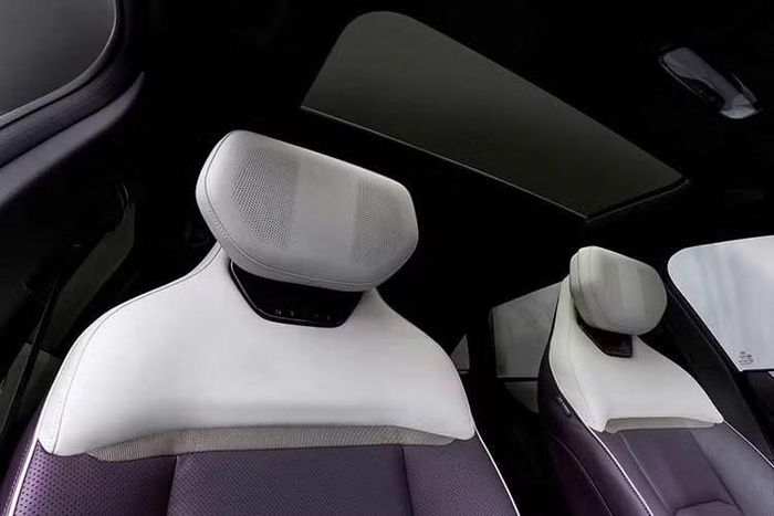 Một trong những điểm đáng chú ý nhất trên CX-6e là màn hình trung tâm Ultra-Wide 5K kích thước 26 inch, hỗ trợ Dolby Atmos. Xe còn được trang bị màn hình hiển thị thông tin trên kính lái (HUD) và hệ thống âm thanh 23 loa.